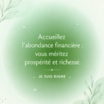 Femme souriante tenant un carnet de notes, symbolisant l'abondance financière