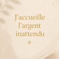 Femme méditant dans un espace serein avec des affirmations financières en arrière-plan.