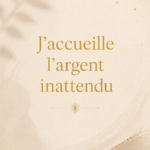 Femme méditant dans un espace serein avec des affirmations financières en arrière-plan.