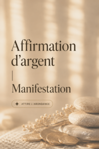 Femme méditant avec des affirmations écrites sur un journal
