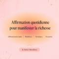 femme méditant avec un carnet et un stylo, écrivant une affirmation pour la prospérité