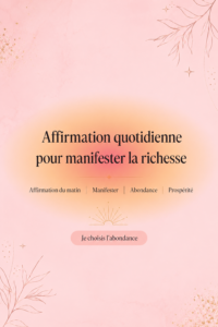 femme méditant avec un carnet et un stylo, écrivant une affirmation pour la prospérité