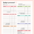 Femme heureuse en train de gérer son budget à l'aide de papiers et d'un ordinateur.