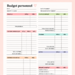 Femme heureuse en train de gérer son budget à l'aide de papiers et d'un ordinateur.