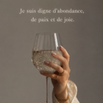 Femme méditant dans un cadre serein, symbolisant l'abondance et la paix