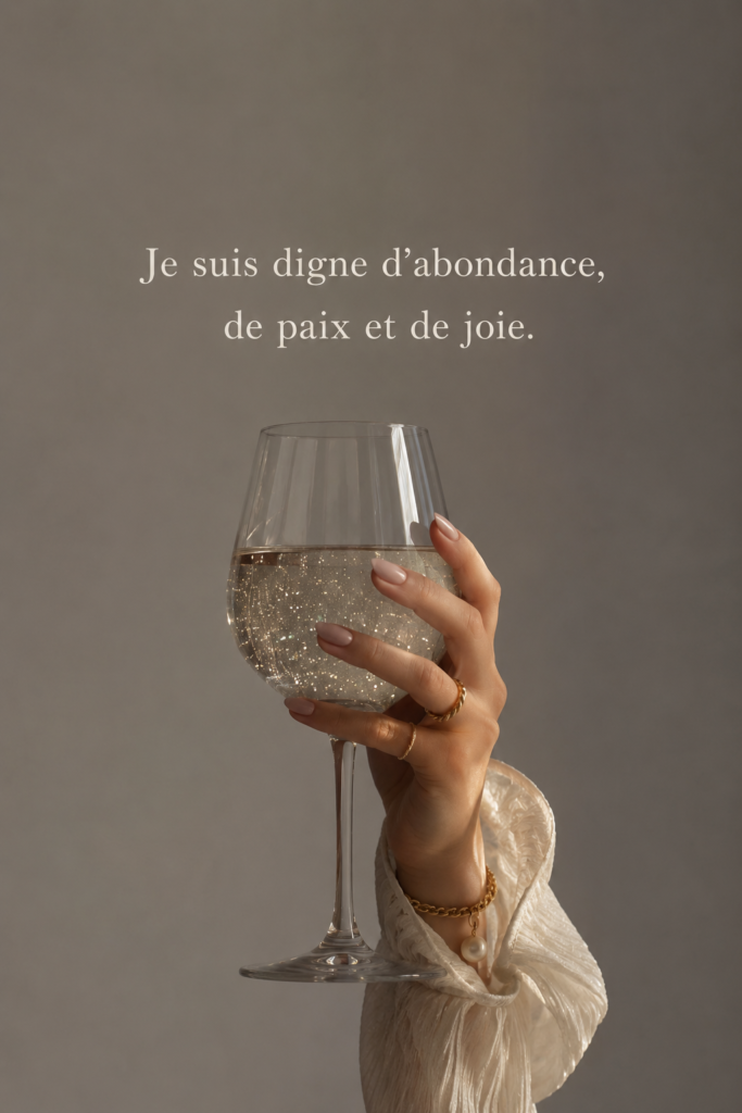 Femme méditant dans un cadre serein, symbolisant l'abondance et la paix