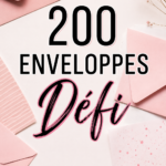 Concept du défi des 200 enveloppes avec des enveloppes colorées et une boîte de peinture pour égayer l'épargne.