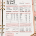 Femme analysant son budget mensuel sur une tablette