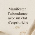 Femme souriante méditant dans un cadre paisible, représentant l'abondance et un état d'esprit positif.