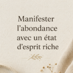 Femme souriante méditant dans un cadre paisible, représentant l'abondance et un état d'esprit positif.