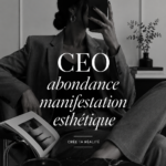 Femme souriante dans un environnement inspirant, illustrant la manifestation de l'abondance.