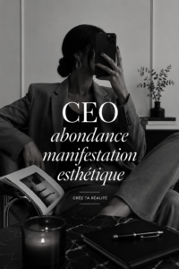 Femme souriante dans un environnement inspirant, illustrant la manifestation de l'abondance.