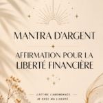 Femme souriante tenant un carnet et écrivant des affirmations financières.