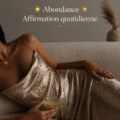 Femme méditant avec des affirmations positives autour d'elle, illustrant la mentalité d'abondance