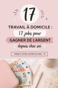 Une femme travaille depuis son bureau à domicile avec un ordinateur portable, joyeuse et concentrée.