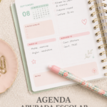 Un agenda scolaire ouvert avec des notes et des stylos, prêt à être utilisé pour la planification.