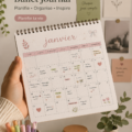 Un calendrier Bullet Journal stylisé sur un bureau avec quelques fournitures de papeterie.