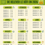 Une femme souriante planifiant son défi d'économies pour 2026 sur un carnet