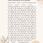 Femme souriante planifiant son épargne pour 2024 avec des notes et un ordinateur.