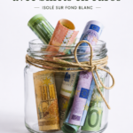Bocaux en verre remplis de billets en euros sur un fond blanc, symbolisant l'épargne.
