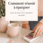 Femme souriante consultant ses finances et épargnant avec un petit salaire.