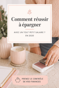 Femme souriante consultant ses finances et épargnant avec un petit salaire.