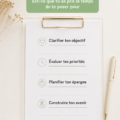 Femme organisant ses finances avec un carnet et un calculatrice pour mieux épargner.