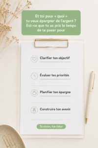 Femme organisant ses finances avec un carnet et un calculatrice pour mieux épargner.