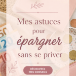 Femme souriante consultant ses finances avec un carnet sur une table