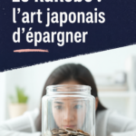 Un carnet kakebo ouvert avec des stylos prêts à être utilisés, représentant l'art japonais de l'épargne.