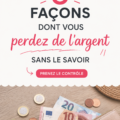 Femme souriante examinant ses finances avec un ordinateur et un carnet.