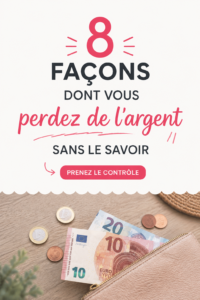Femme souriante examinant ses finances avec un ordinateur et un carnet.