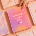 Un agenda girly coloré avec des stickers et des notes