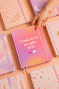 Un agenda girly coloré avec des stickers et des notes