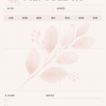 Femme souriante utilisant un planner pour organiser son mois.