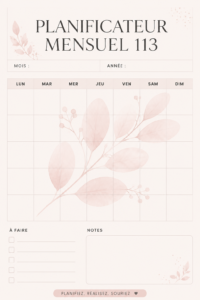 Femme souriante utilisant un planner pour organiser son mois.