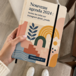 Image d'un planner 2024 ouvert avec des notes et des stylos colorés