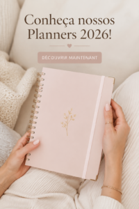 Un Planner moderne ouvert sur une table avec des stylos colorés