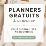 Un planner coloré et organisé sur un bureau avec des accessoires de papeterie.