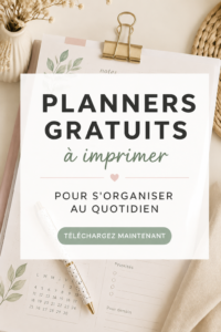 Un planner coloré et organisé sur un bureau avec des accessoires de papeterie.