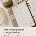 Une femme souriante organisant son planning hebdomadaire avec des fournitures colorées.