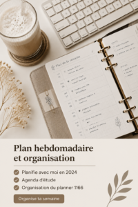 Une femme souriante organisant son planning hebdomadaire avec des fournitures colorées.