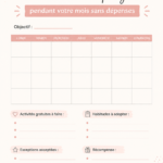 Femme souriante planifiant son mois sans dépenses avec un carnet