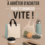 Femme souriante consultant ses finances avec un carnet et un stylo, adoptant une approche de vie frugale.