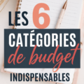 Femme souriante tenant un carnet de budget et un stylo, prête à gérer ses finances