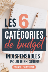 Femme souriante tenant un carnet de budget et un stylo, prête à gérer ses finances