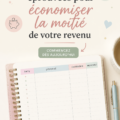 Femme souriante tenant une tirelire, illustrant l'épargne.