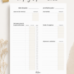 Un planner budget minimaliste présenté sur un bureau avec des accessoires de bureautique