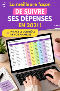 Femme souriante utilisant une application de gestion de budget sur son smartphone.