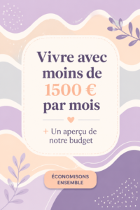 Une femme souriante organisant son budget mensuel